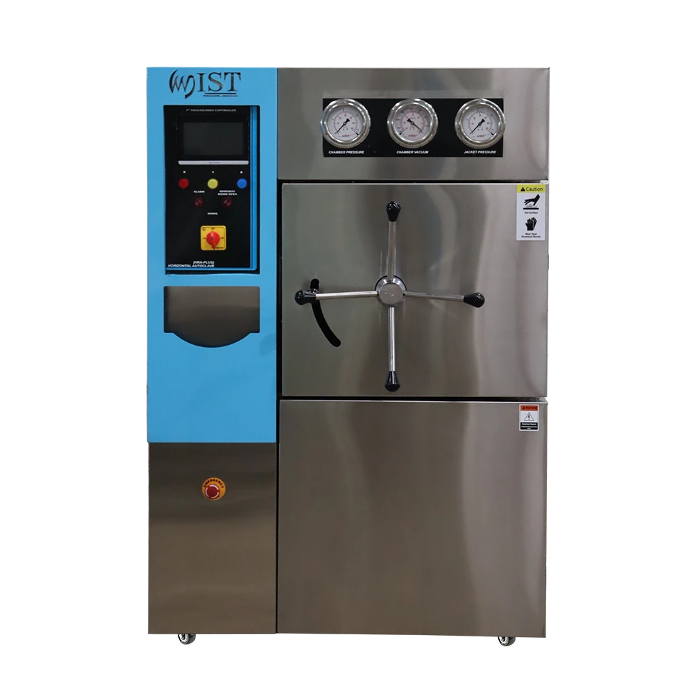 Vista frontal de un autoclave horizontal rectangular WIST, equipado con un controlador PLC y múltiples manómetros para ciclos de esterilización hospitalaria precisos.